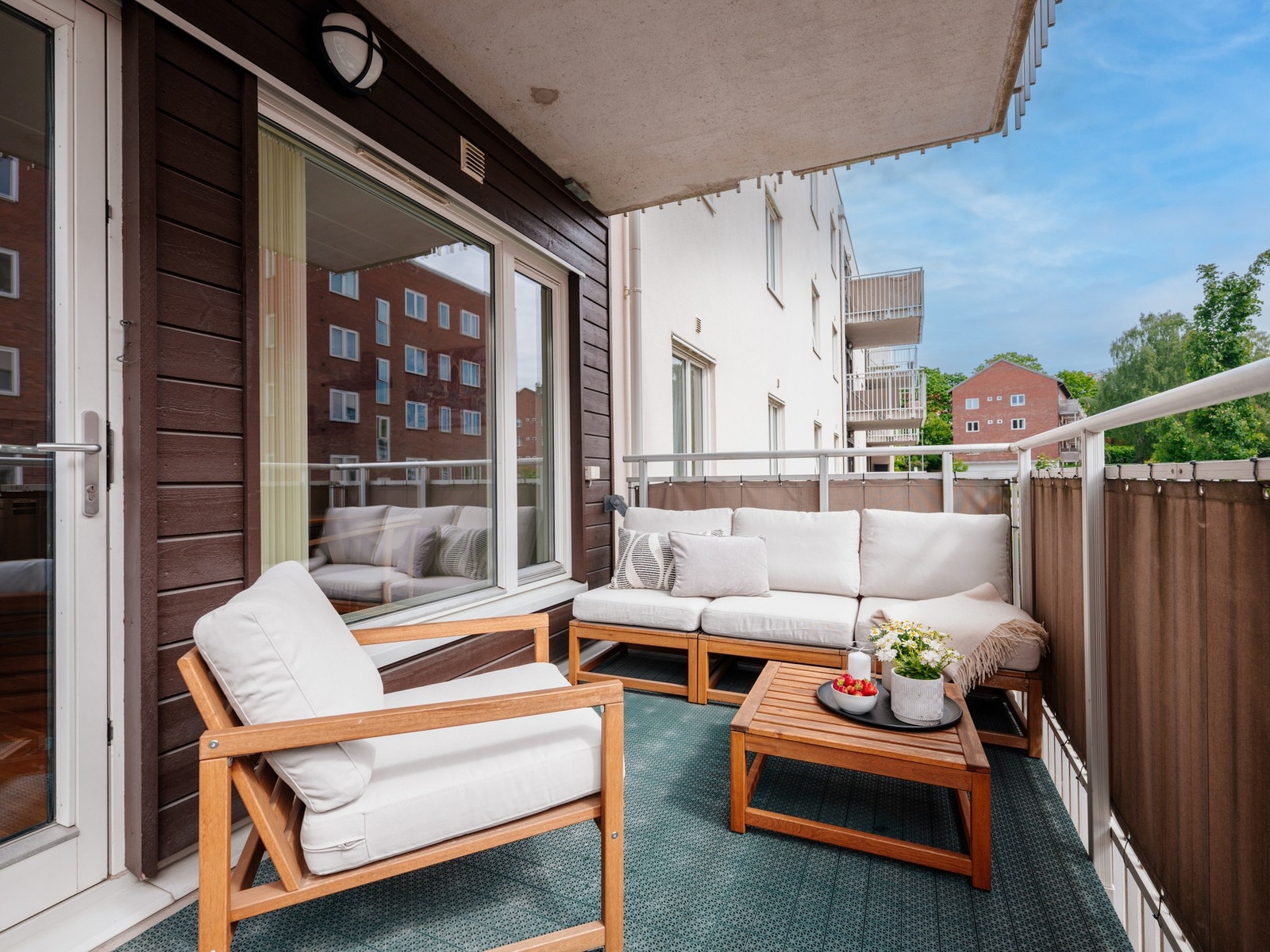 Solrik og pen balkong med god plass til utemøbler og grill. Galleribilde