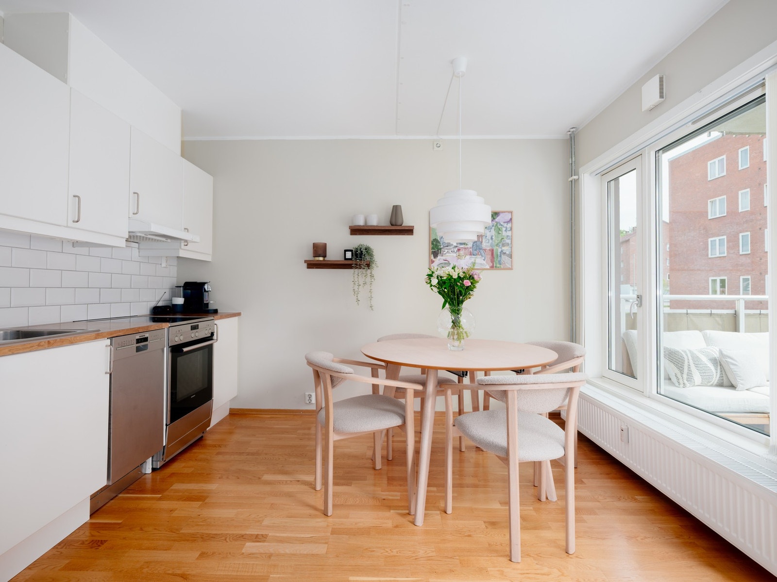 Stort vindu som slipper inn rikelig med naturlig lys. Galleribilde