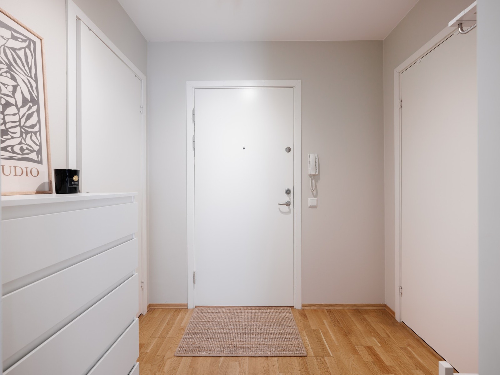 Det er montert dørcalling for enkelt å slippe inn gjester fra hovedinngang. Galleribilde