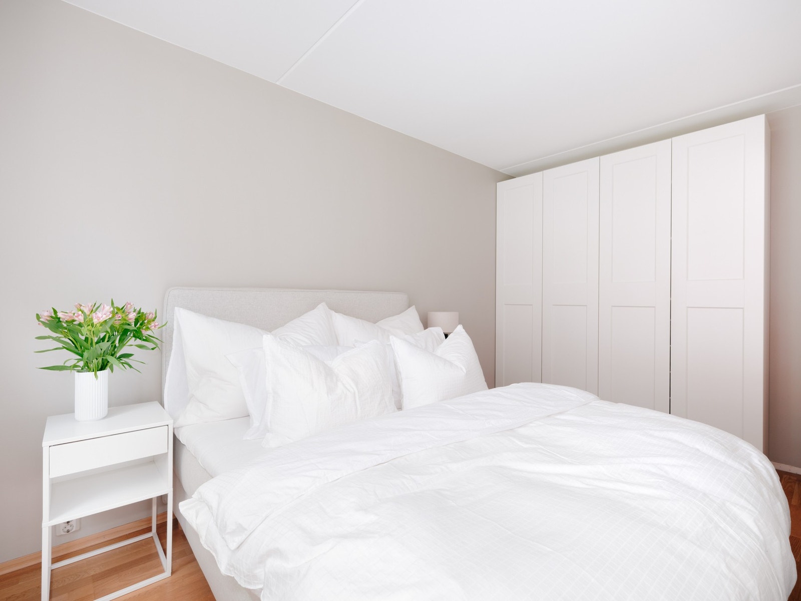 Fra stuen er det direkte adkomst til soverommet. God plass til dobbeltseng, nattbord og tilhørende garderobeskap. Galleribilde