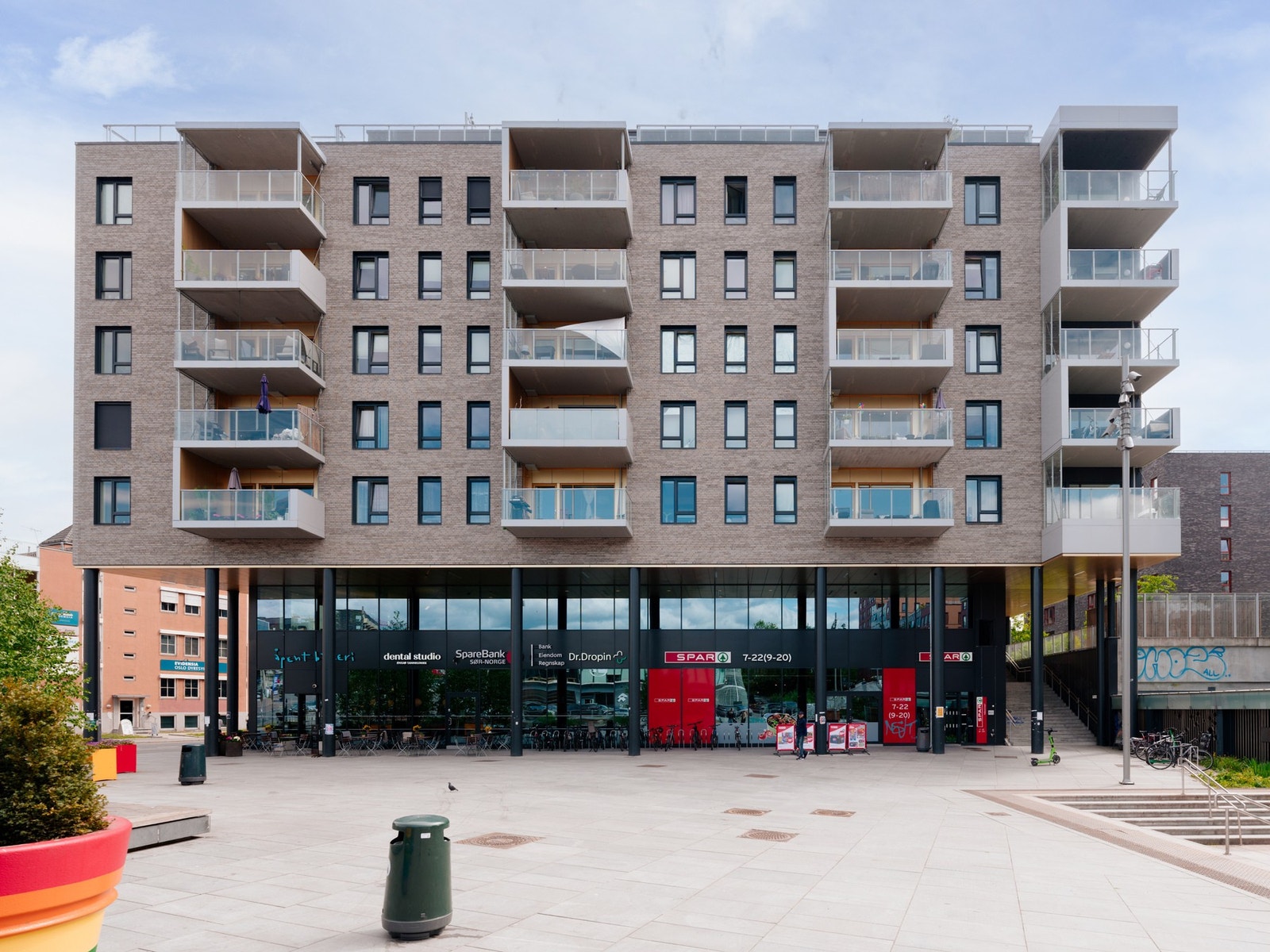 Ensjø T-bane er 2 minutter unna og ligger like ved boligen. Galleribilde