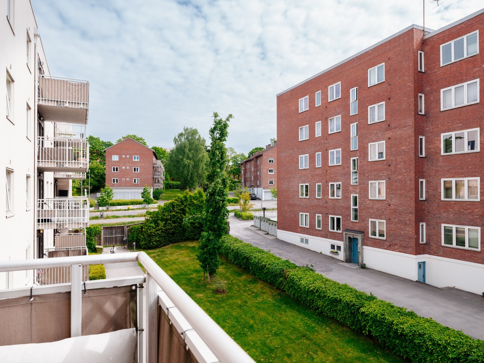 Koselig utsyn over borettslagets fellesområder. Galleribilde