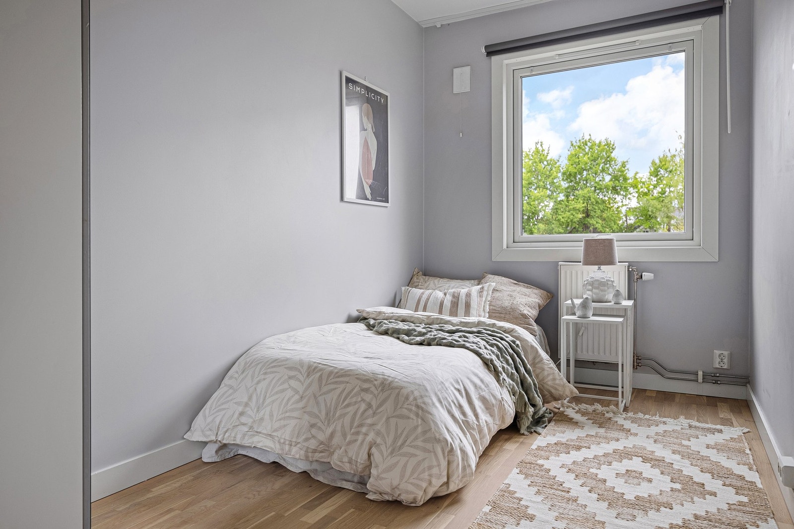 Soverom 3 med plass til seng og garderobe. Soverommene er lyse og delikate, og enkle å innrede etter egne behov. Galleribilde
