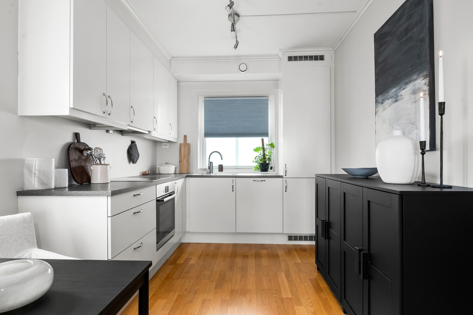 Her er det rikelig med skap- og benkeplass. Galleribilde