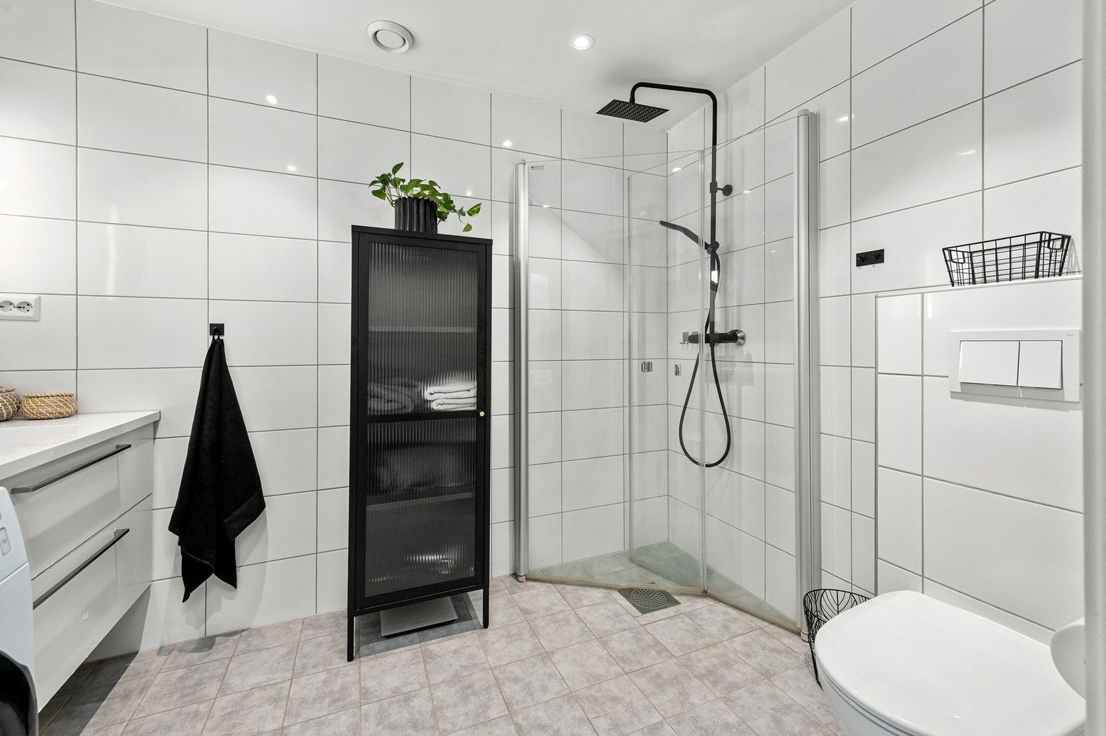 Lyst helfliset bad med behagelig gulvvarme. Galleribilde