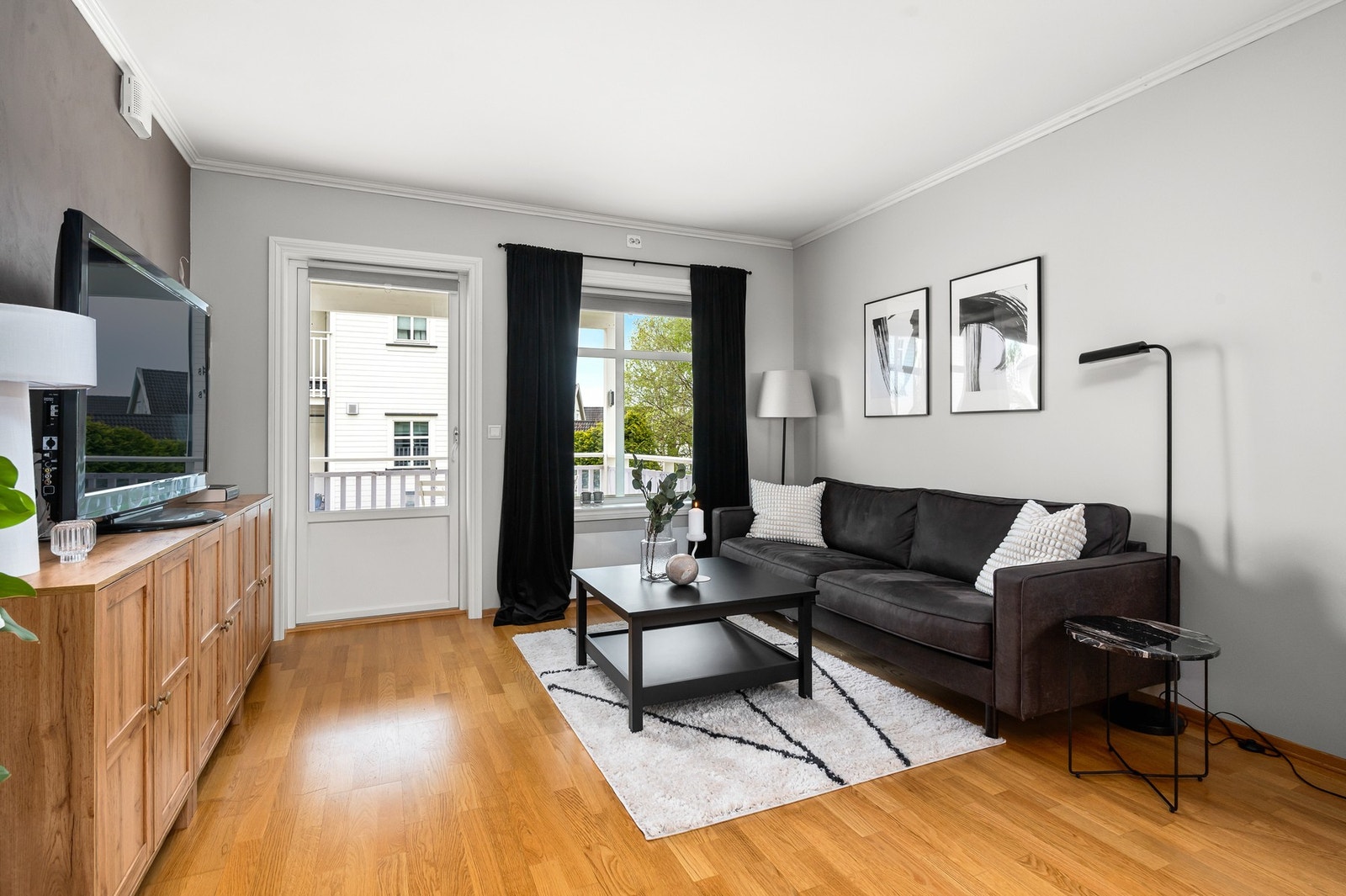 Det er god plass til stor sofagruppe. Galleribilde