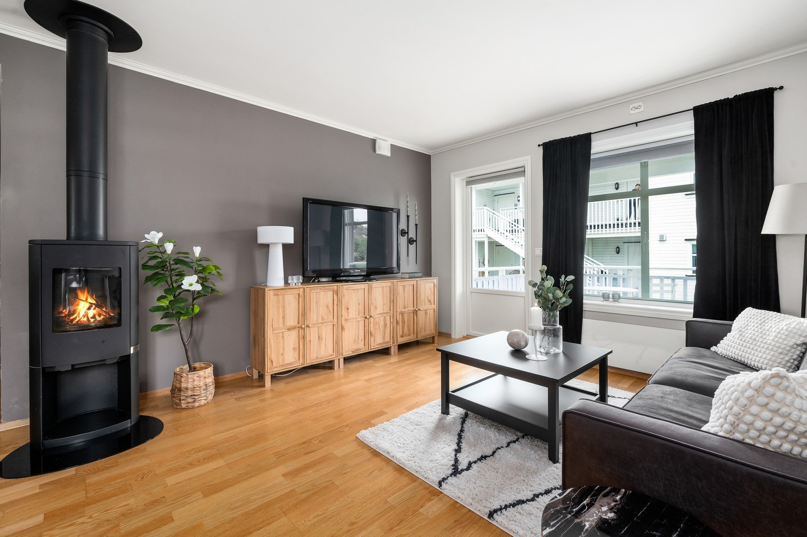 Fra stuen har du utgang til markterrasse. Galleribilde