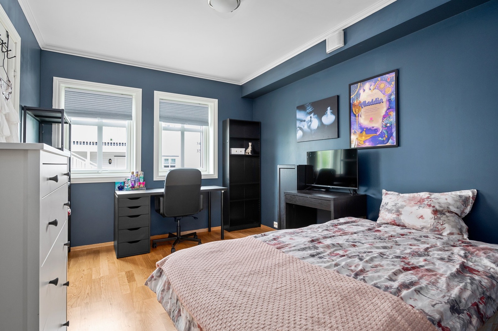 Romslig og innbydende soverom på 11,5 kvm. Galleribilde