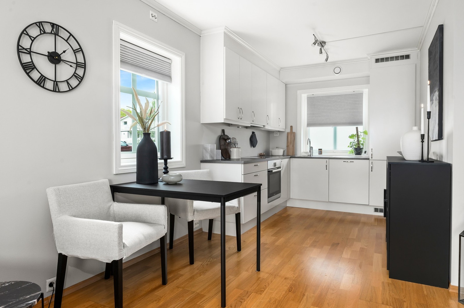 Lyst og stilrent kjøkken med glatte fronter. Galleribilde