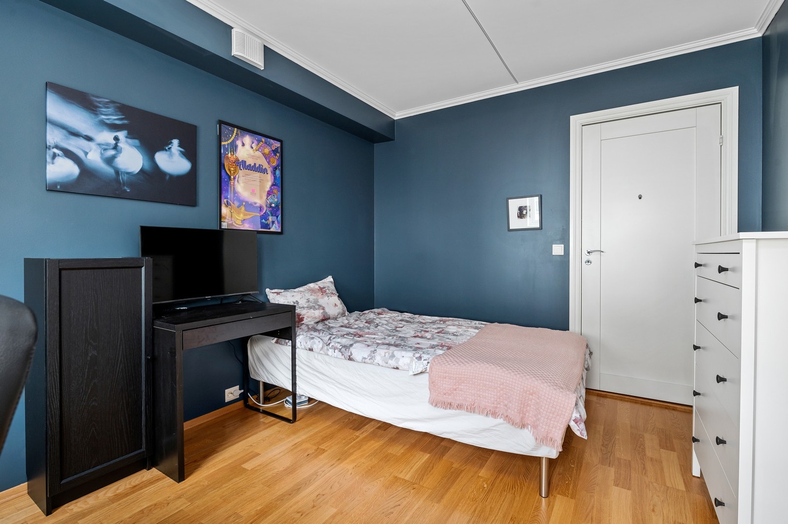 Her har du god plass til å innrede med stor seng samt oppbevaringsmøblement. Galleribilde