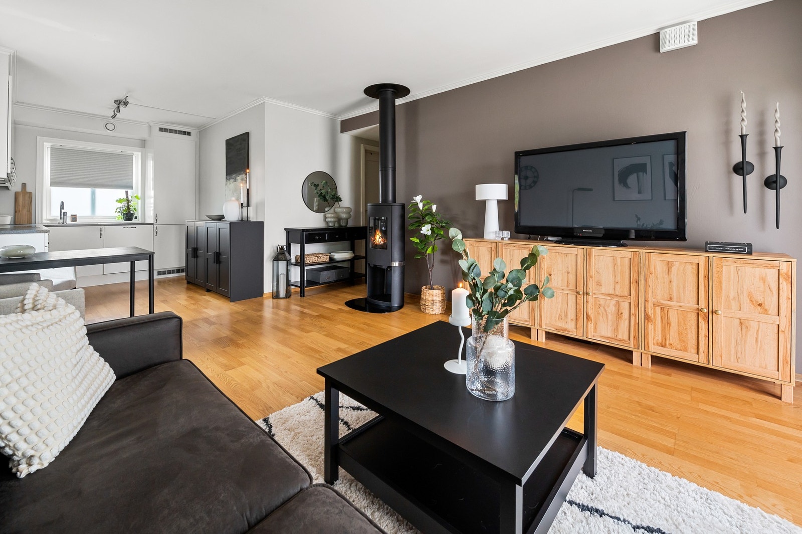 Rommet har parkett på gulv og malte overflater på vegger. Galleribilde