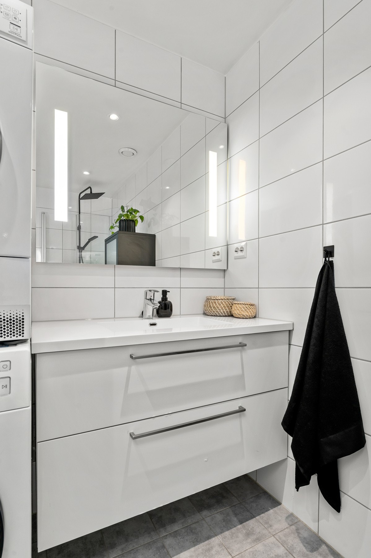 Klassisk baderomsinnredning med heldekkende servant. Galleribilde