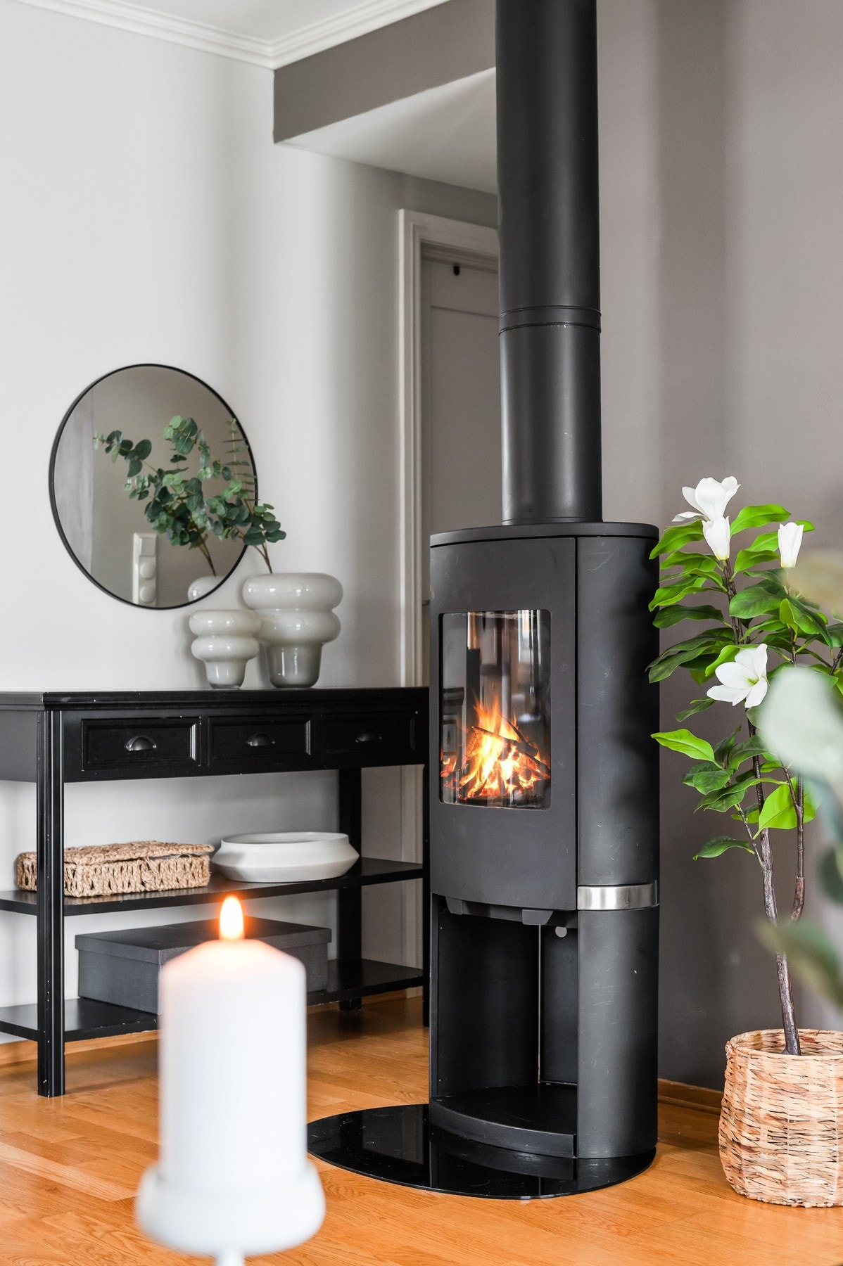 Boligen benytter elektrisitet og vedfyring som oppvarmingskilder. Galleribilde