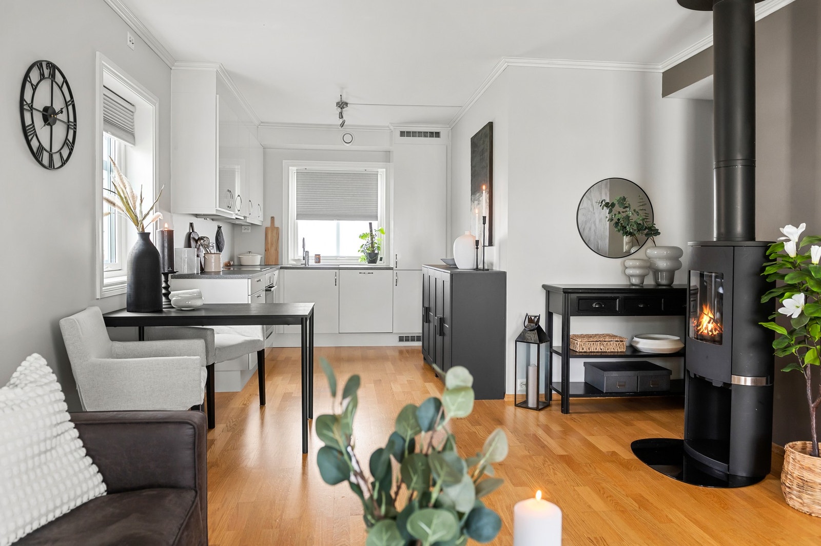 Leilighetens planløsning gir en smidig overgang fra stue til kjøkken. Galleribilde