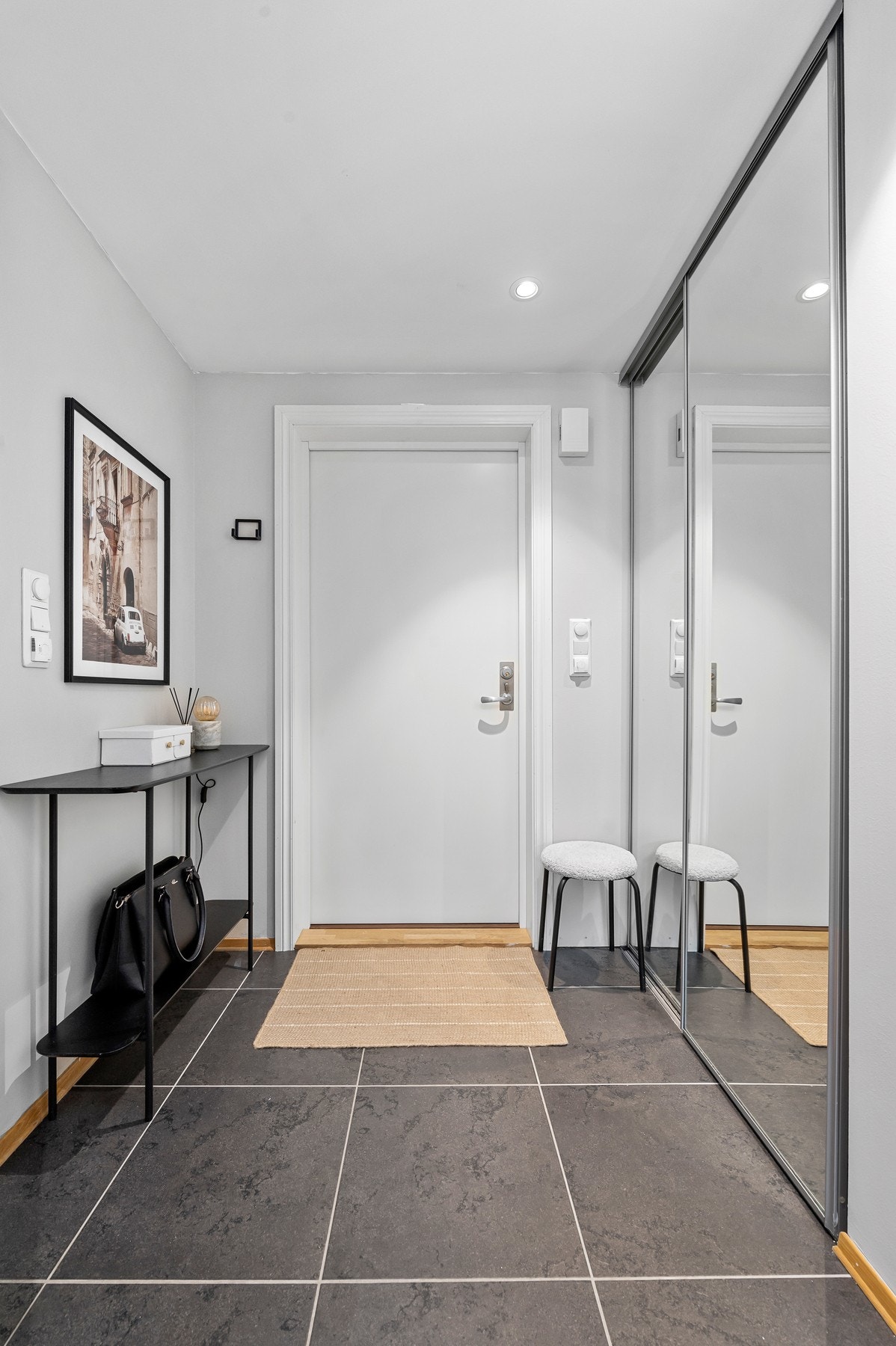 Her har du gode oppbevaringsmuligheter i stor skyvedørsgarderobe. Galleribilde