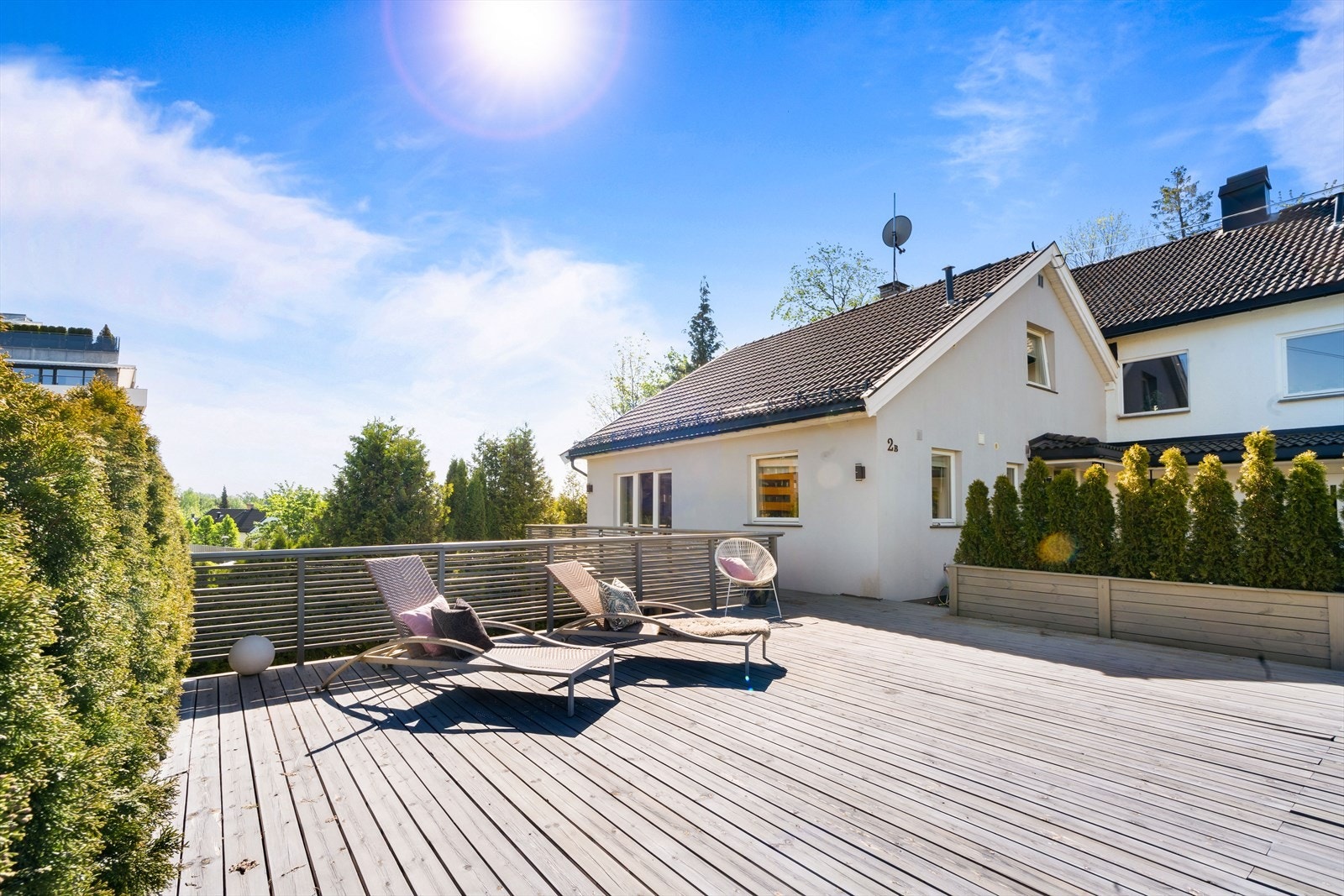 Her er det plass til flere sittegrupper, spisegruppe, grill m.m. Galleribilde