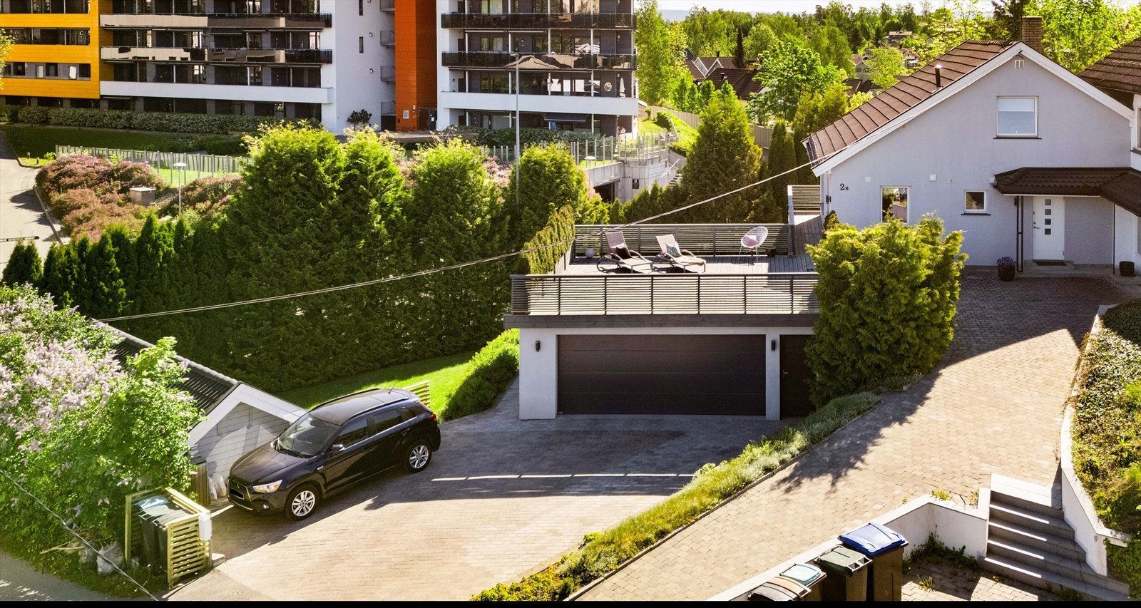 Det medfølger parkering i dobbeltgarasje på BRA-e 42 m². I tillegg er det plass til biloppstilling på gårdsplassen. Galleribilde
