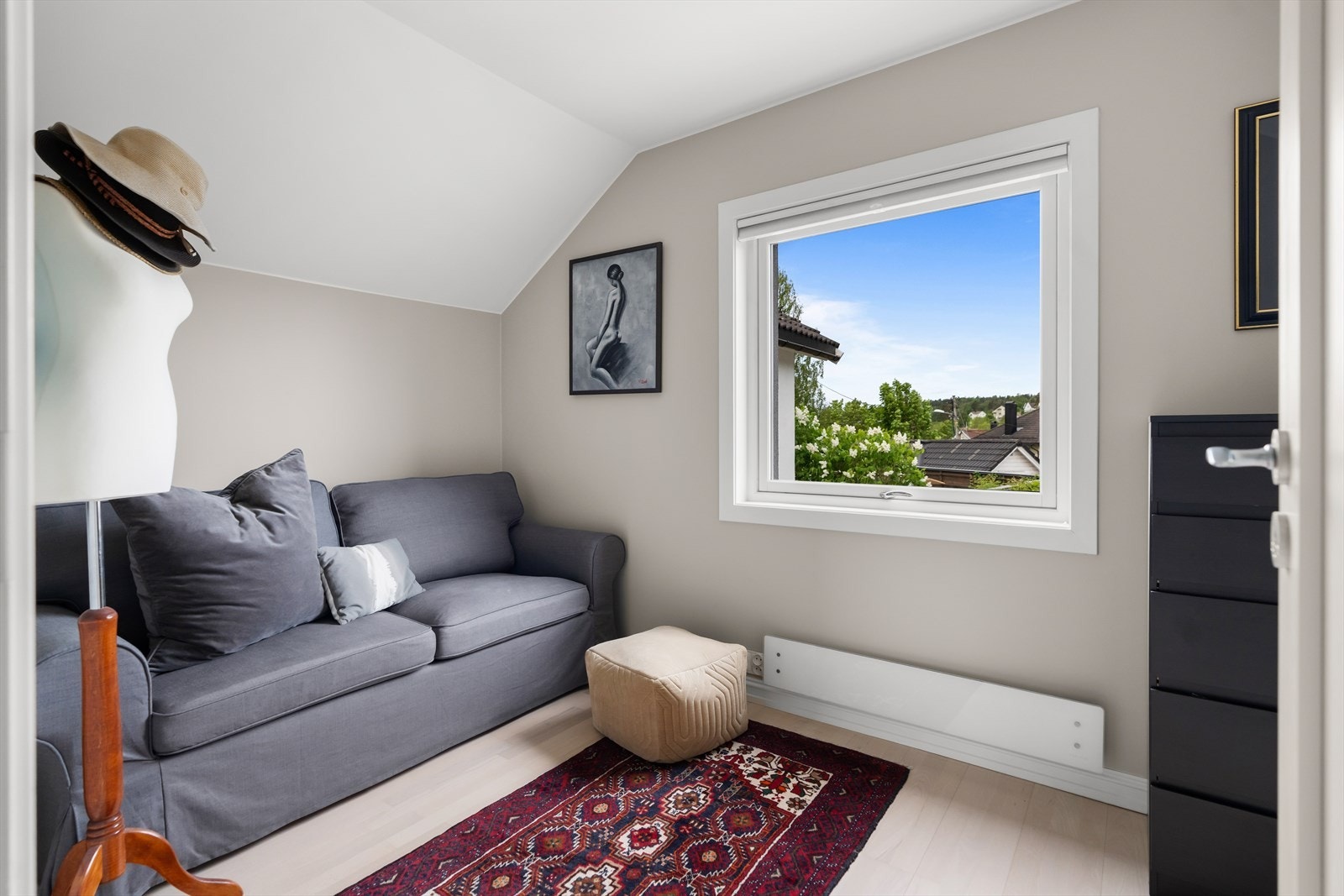 Rommene har parkett/laminat på gulv og malt overflate på vegger, samt malt overflate i himling. Galleribilde