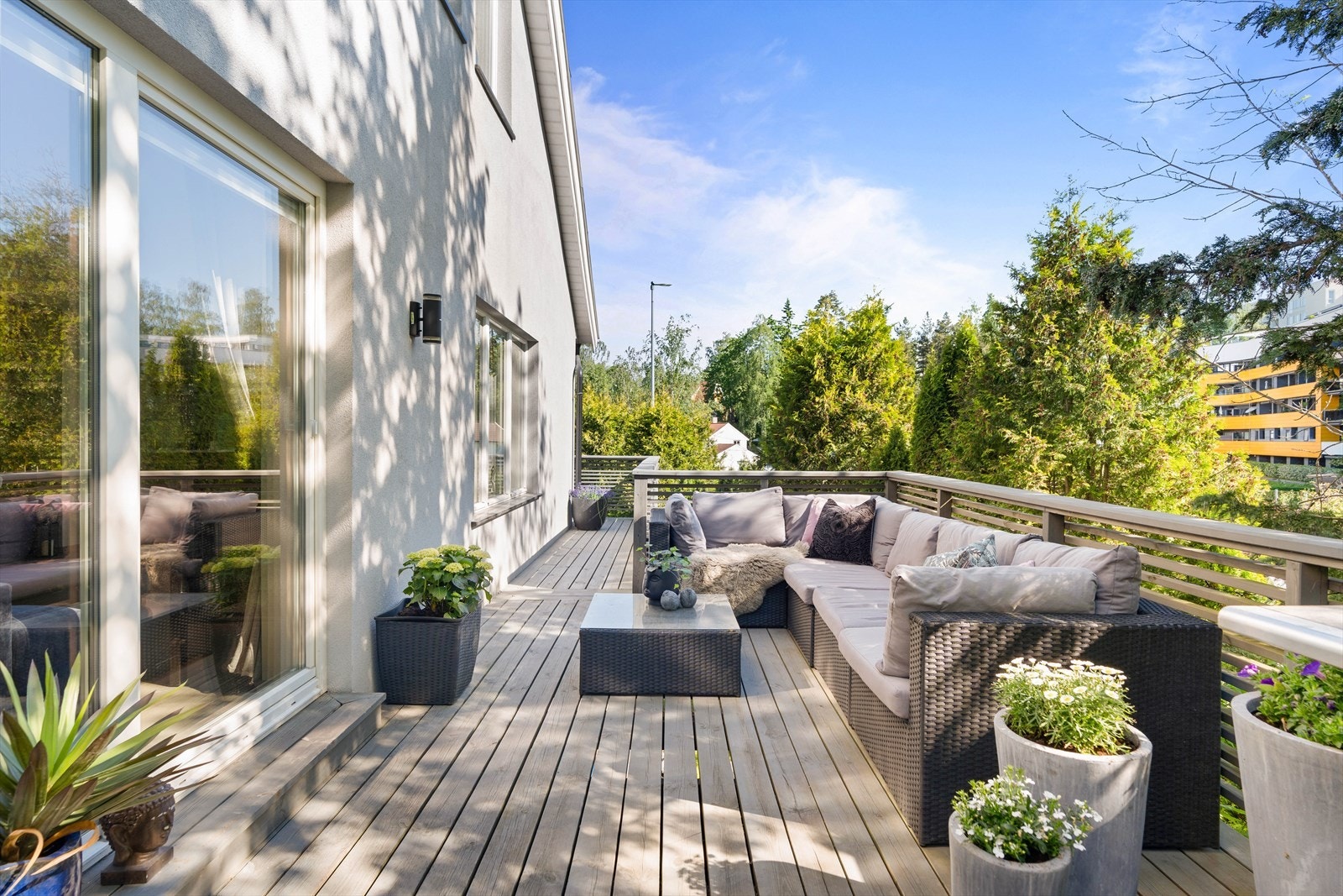 Fra stuen er det utgang via skyvedører til den store terrassen. Galleribilde