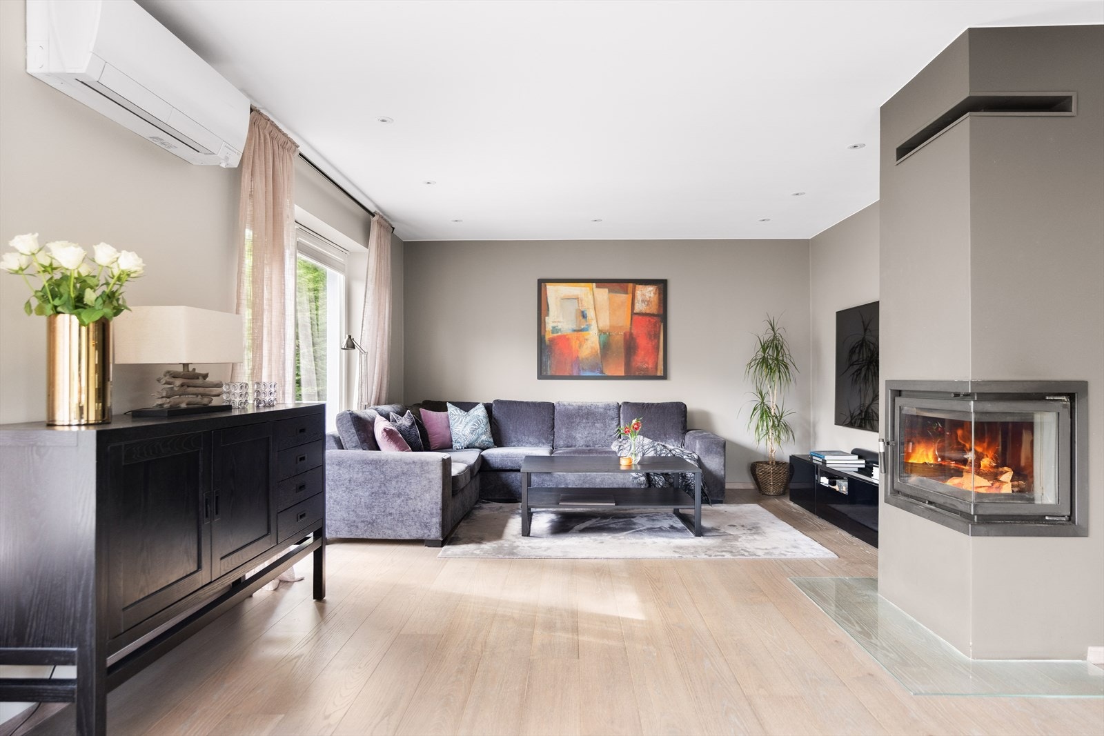 I den ene enden av stuen er det fin plass til tv-krok med sofa og peiskos Galleribilde