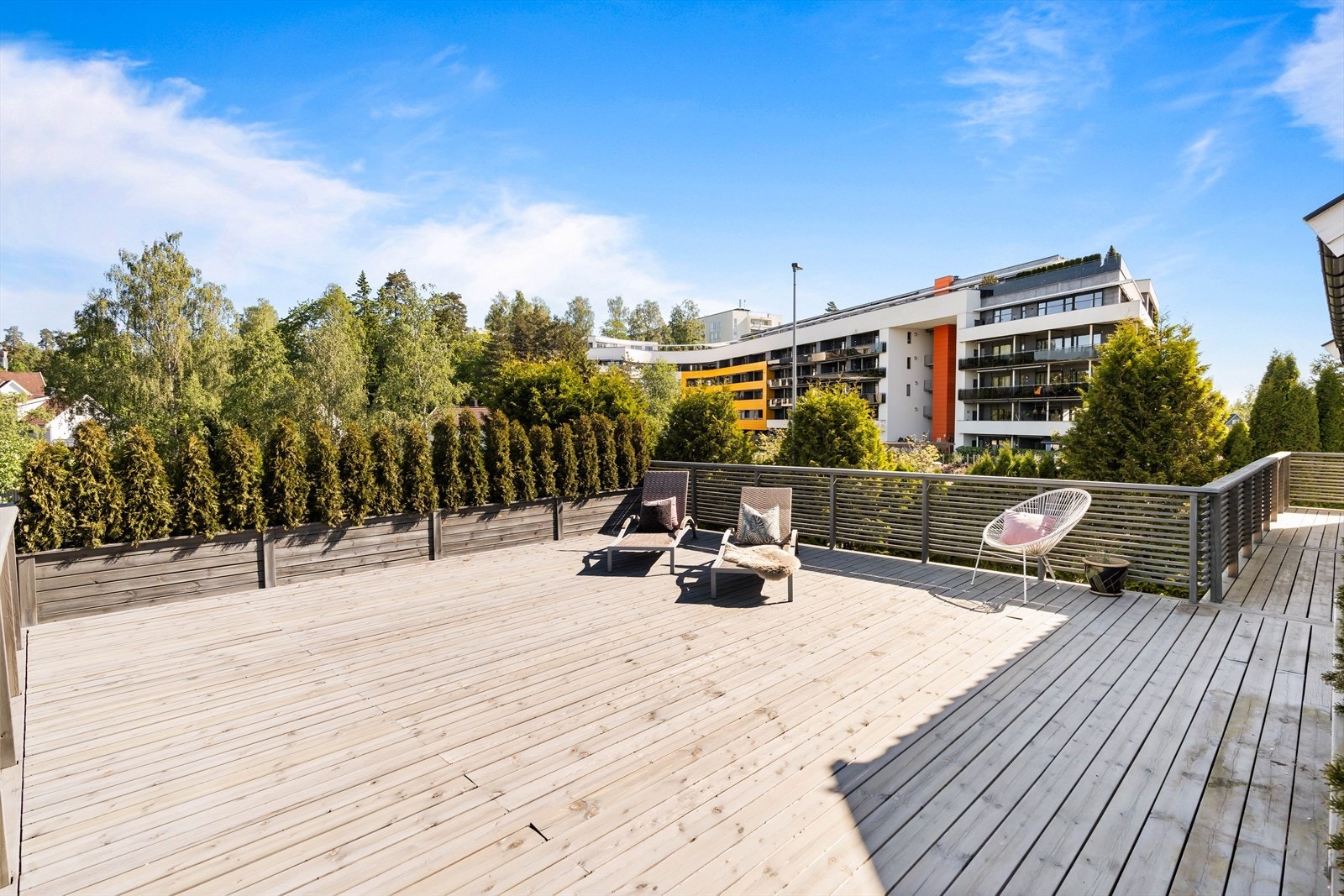Det er etablert en stor takterrasse over garasjen. Galleribilde