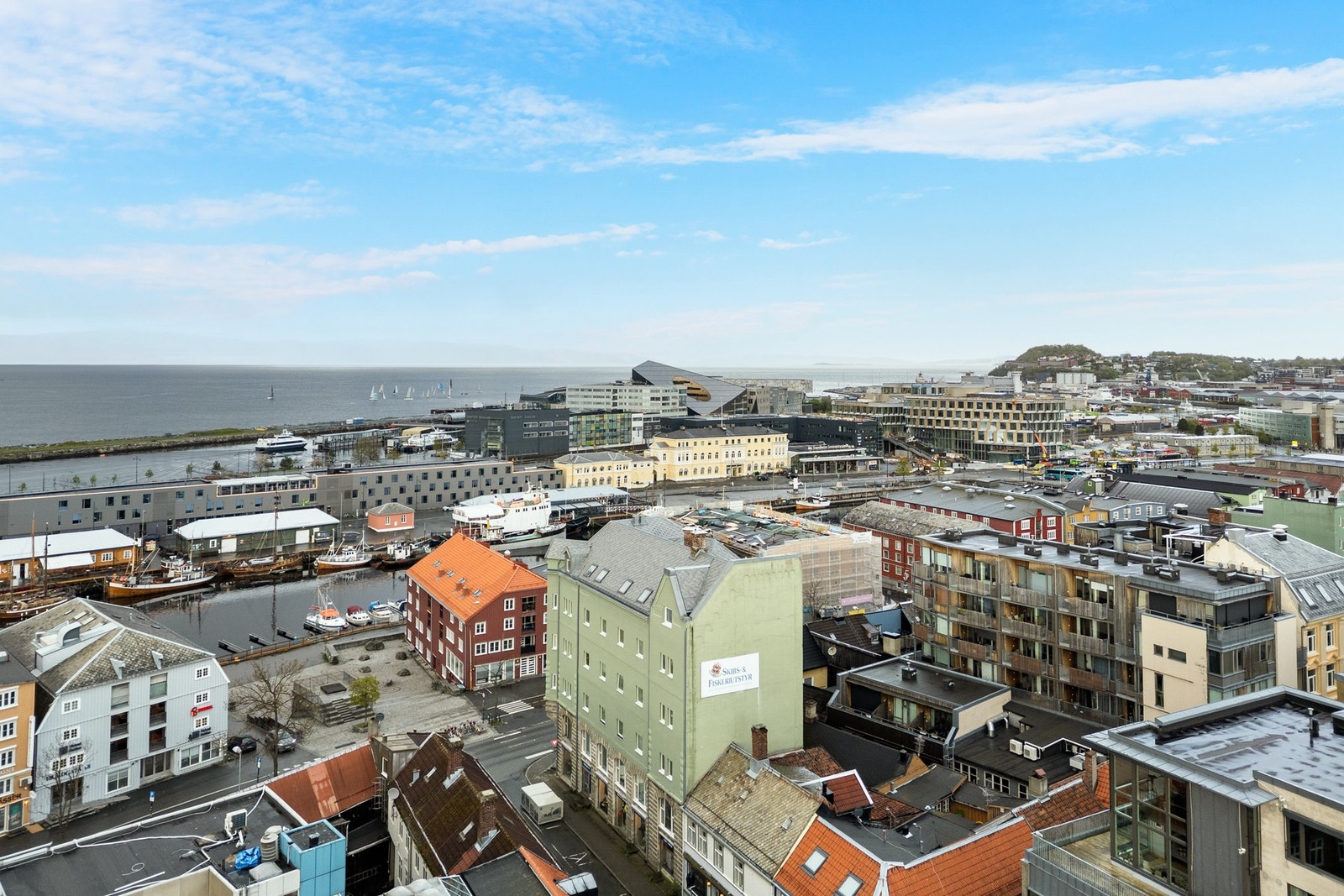 I nærheten har du også Solsiden som byr på et rikt utvalg av restauranter, kaféer og uteliv. - Velkommen til en hyggelig visning! Galleribilde