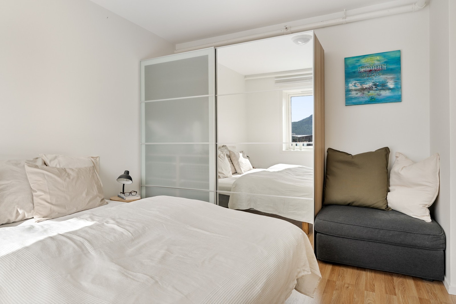 Stor og praktisk skyvedørsgarderobe, denne medfølger. Galleribilde