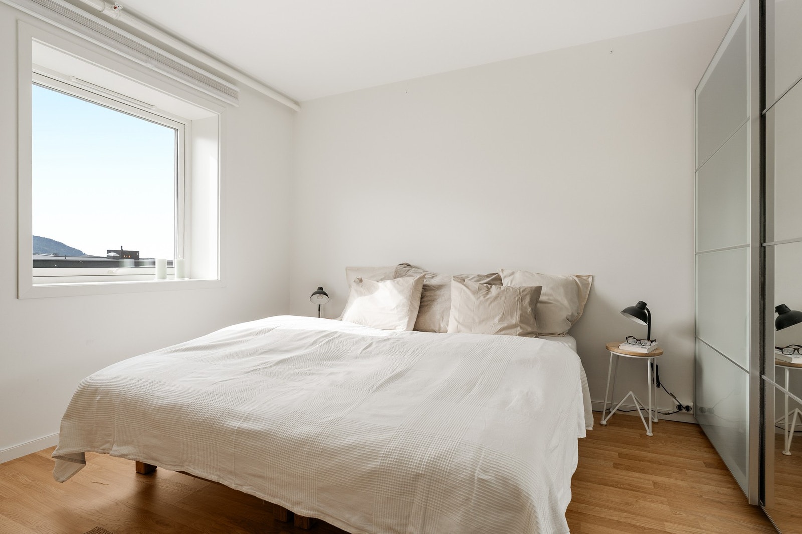 Romslig soverom på 11,8 m² malt i nøytral hvit farge. Galleribilde