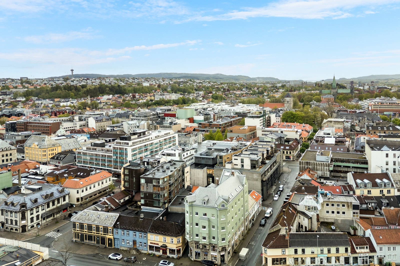 Fra Credoveita har du tilgang på alle byens fasiliteter i nærheten som spaserturer langs Nidelva, shoppingmuligheter i gågata Nordre gate og cafébesøk på Bakklandet. Galleribilde