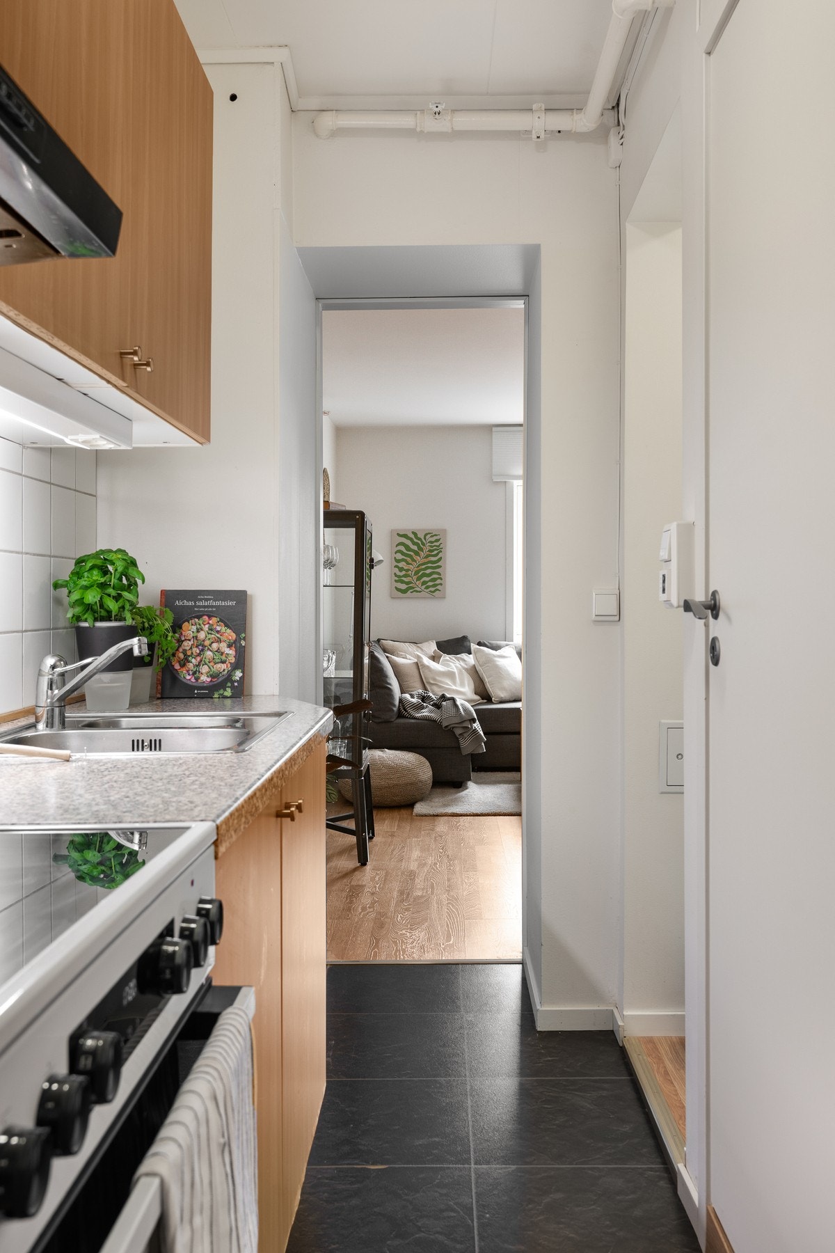 Kjøkkenet er også innredet med frittstående komfyr og kjøleskap, dette kan medfølge handelen om ønskelig. Galleribilde