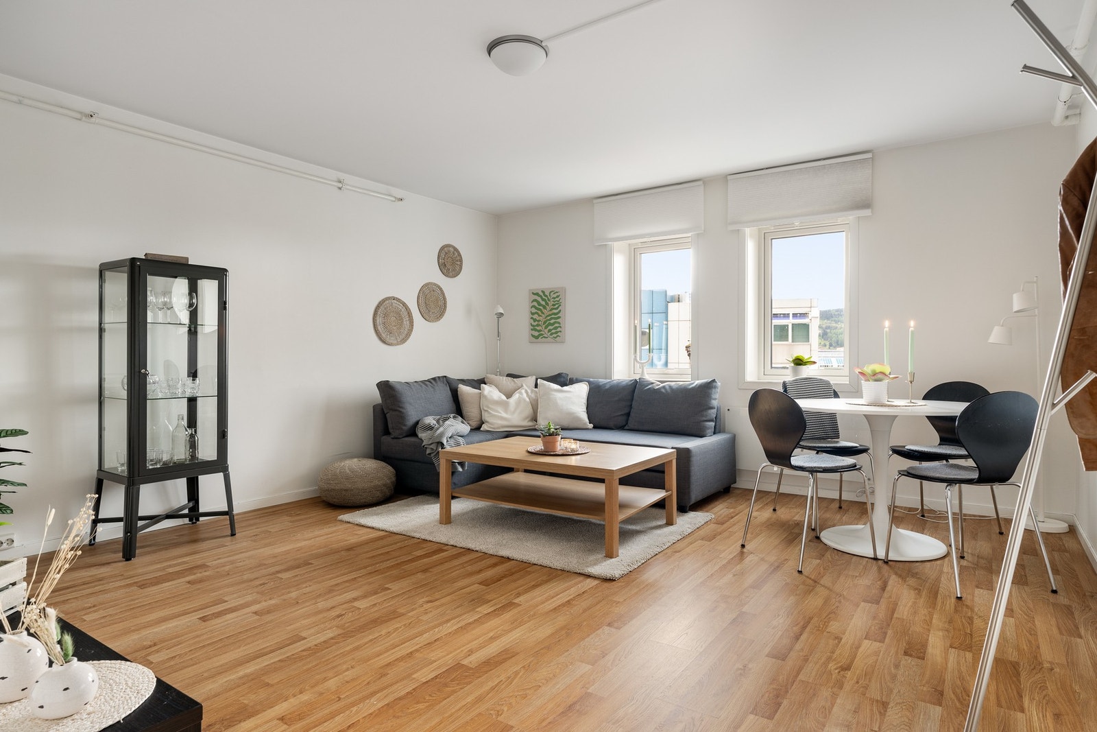 Lys og pen stue på 20,4 m². Stuens utforming gjør at man har flere møbleringsmuligheter. Galleribilde