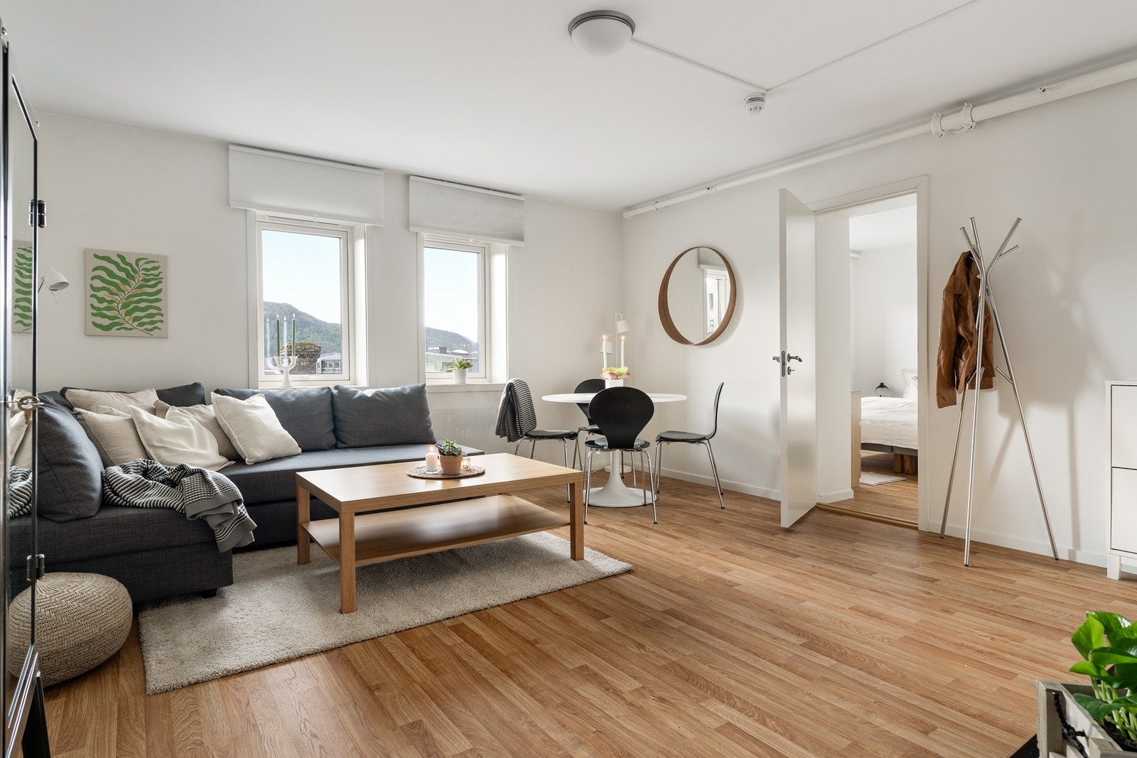 Leiligheten befinner seg i 4. etasje som gjør at man er godt skjermet for innsyn. Galleribilde