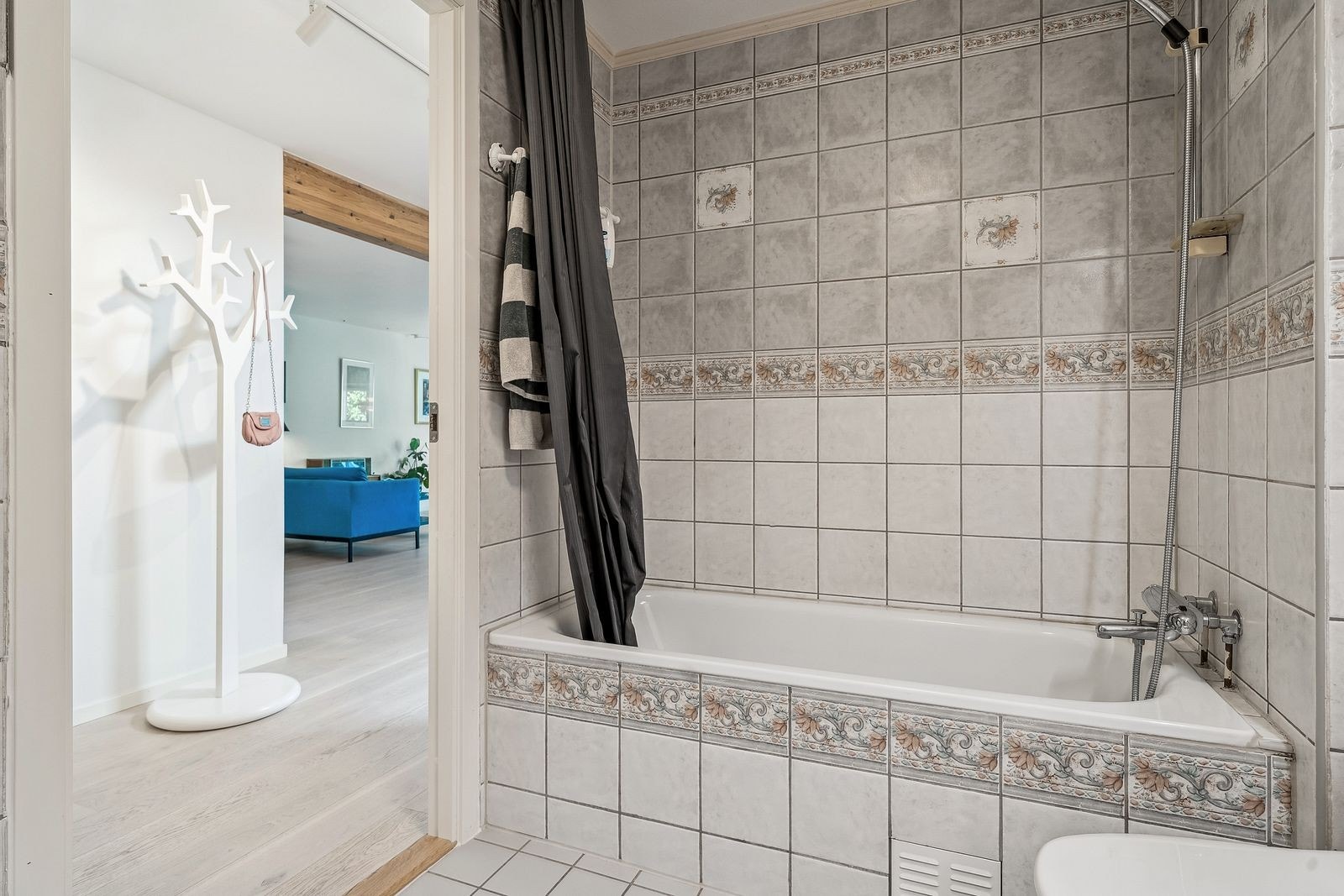 Delikat bad med badekar og flislagte overflater – opplegg for vaskemaskin. Galleribilde