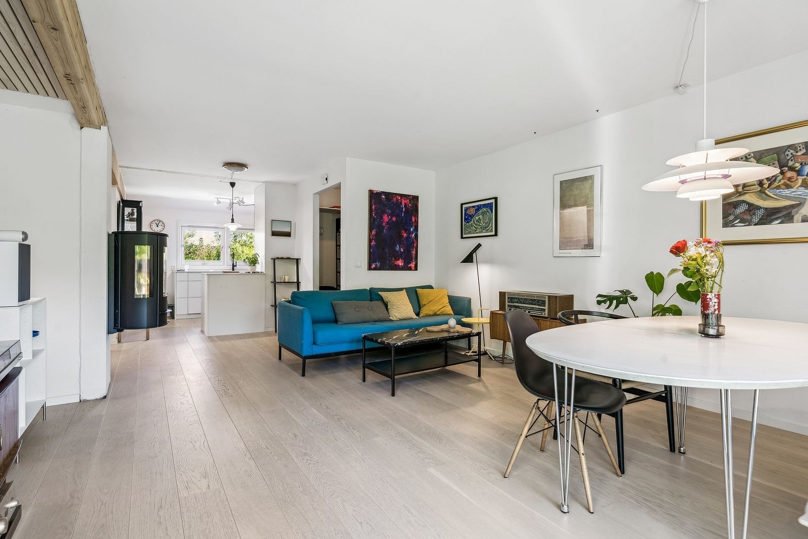 Plass til både sofagruppe og spisebord – perfekt for familieliv og gjester. Galleribilde