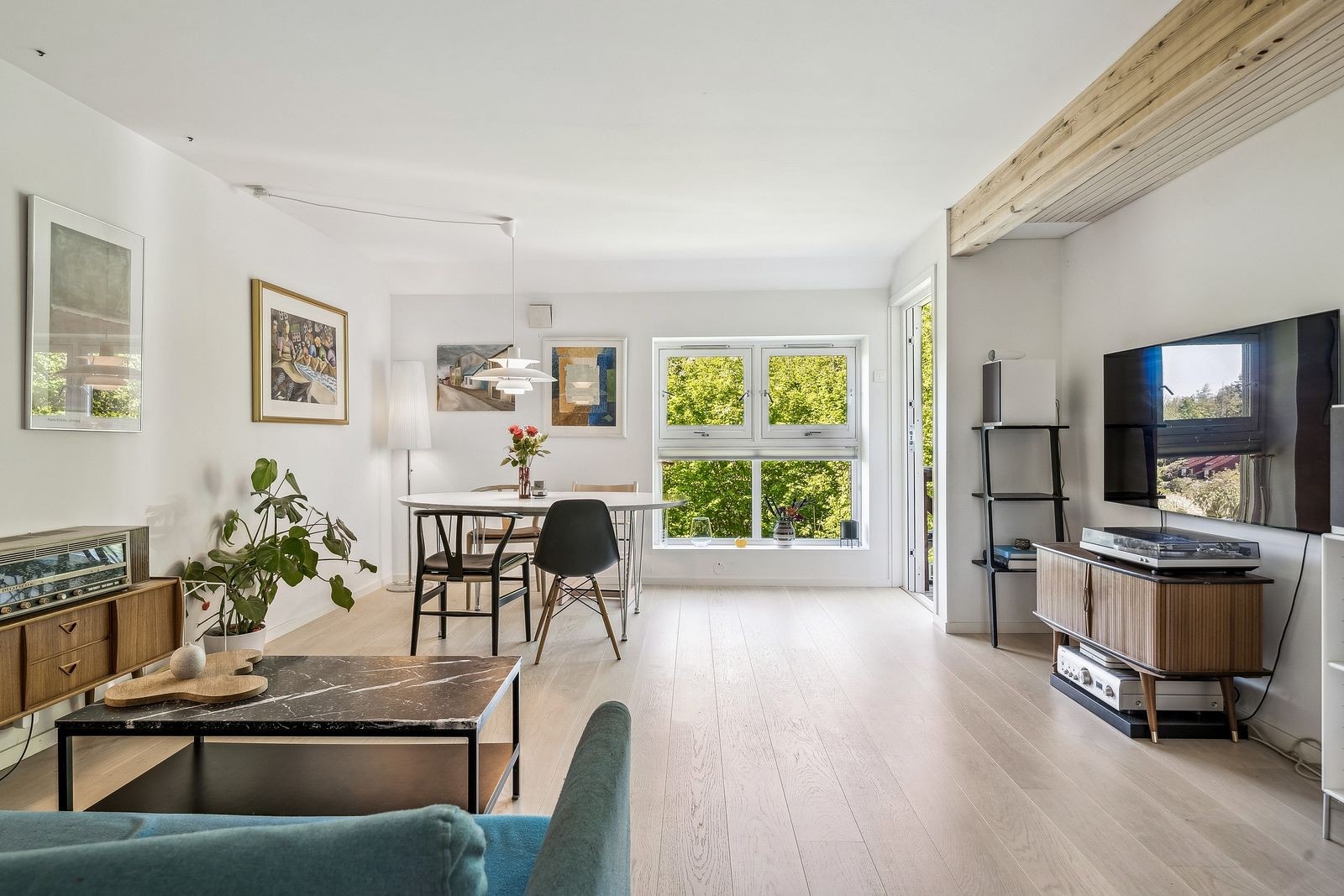 Lys og luftig stue med store vindusflater og god takhøyde. Galleribilde