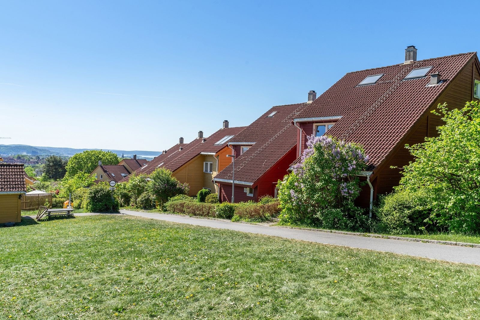 Rekkehuset ligger høyt og usjenert til med nydelig utsikt mot byen og fjorden. Galleribilde