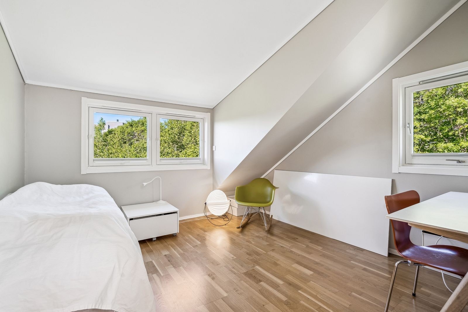 Soverom nr 3 med plass til seng, skrivebord og skap. Galleribilde