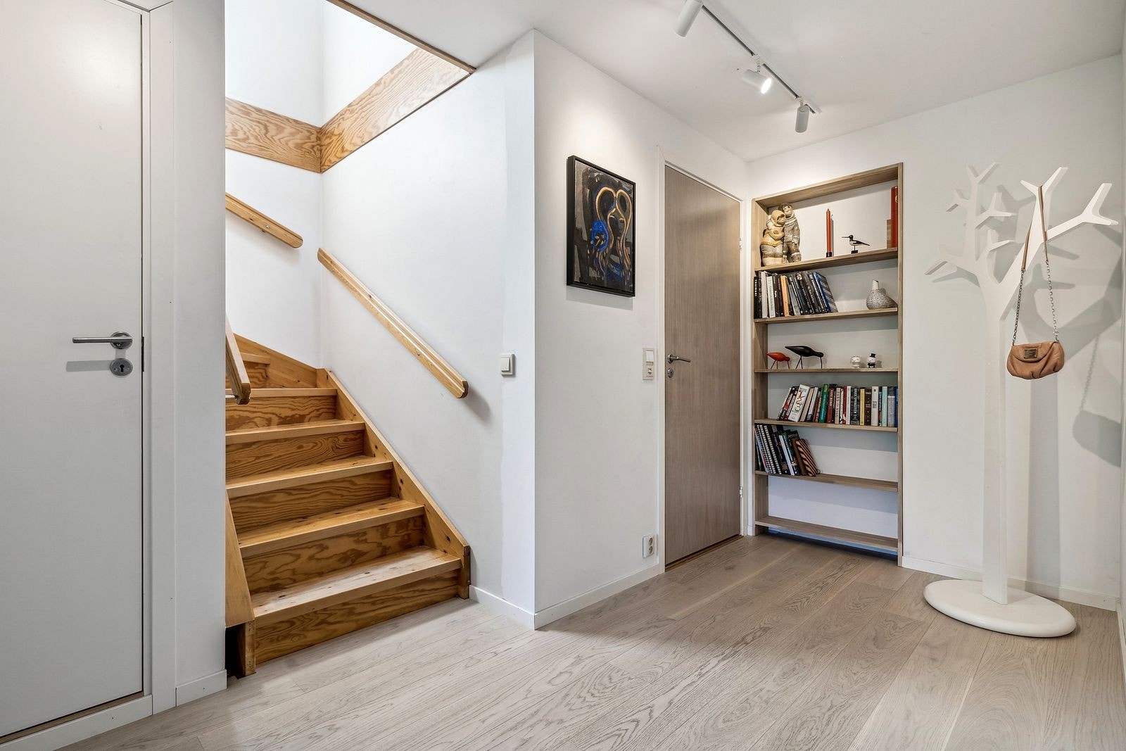 Innvending bod under trappen. Galleribilde