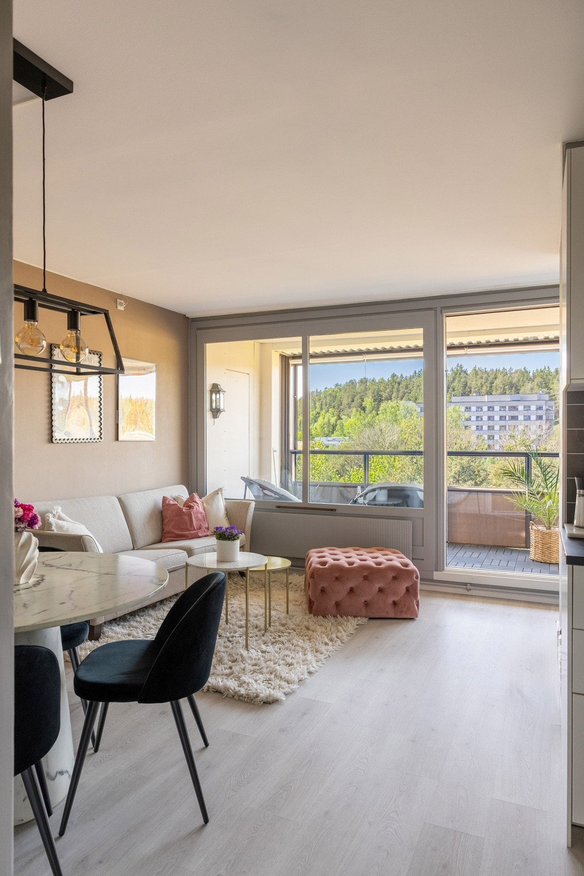 Store vindusflater slipper inn rikelig med naturlig lys. Galleribilde