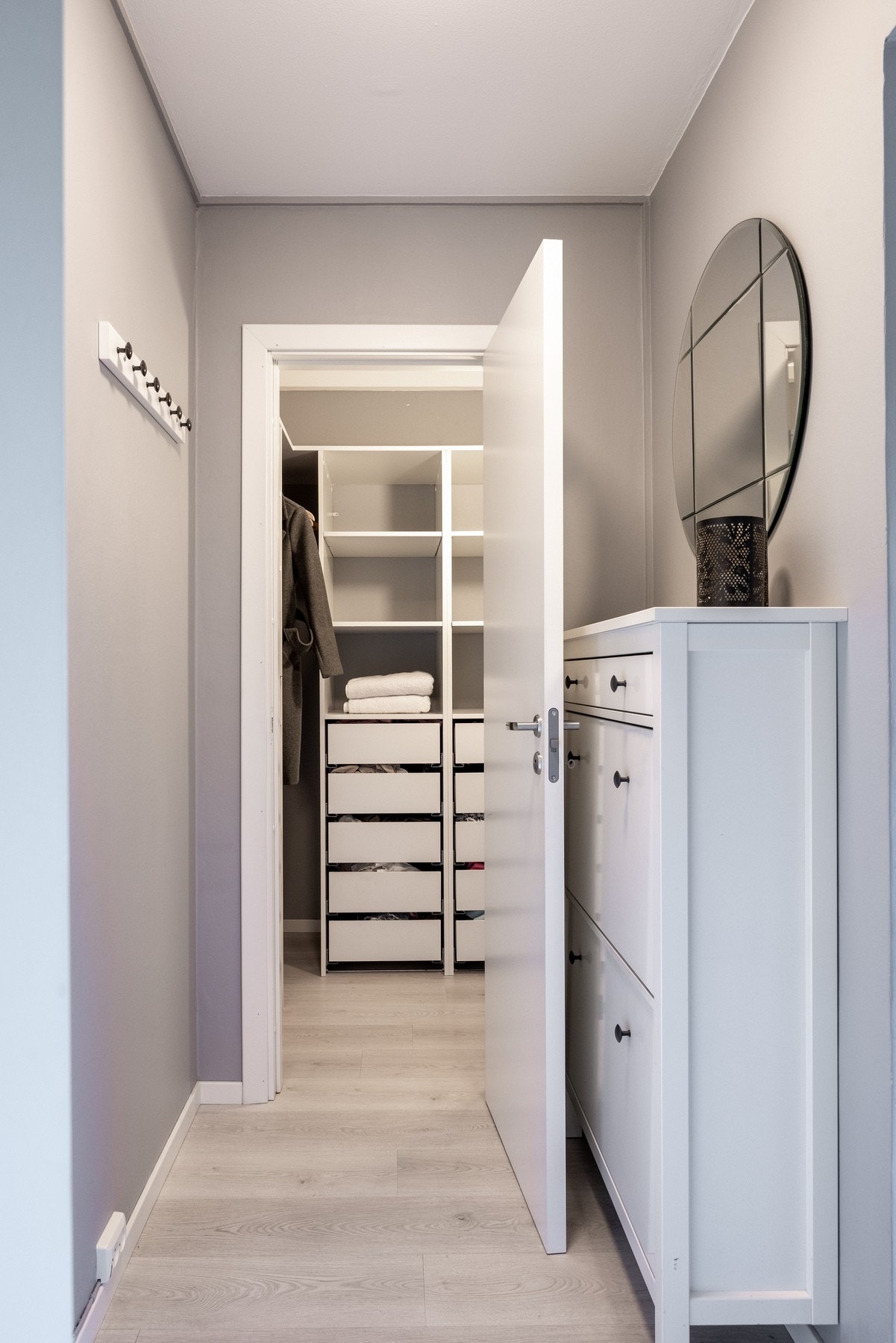 Det er tilknyttet walk-in garderobe. Galleribilde