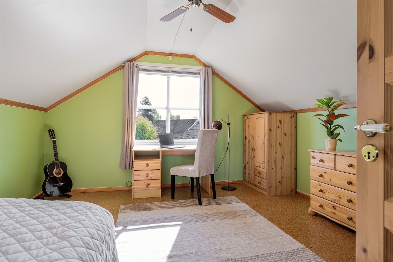 Soverom 2 er av god størrelse med plass til seng, kontorpult og kommoder. Galleribilde