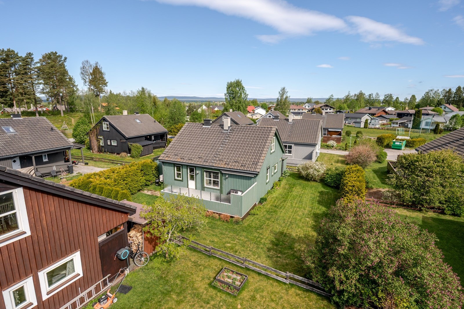 Boligen ligger i et veletablert og rolig område på attraktive Bergumfeltet, ca. 1,5 km utenfor Løten sentrum. Rolig og barnevennlig beliggenhet i en blindvei med gode solforhold. Generelt korte avstander til både barnehager, skoler og sentrum. Galleribilde