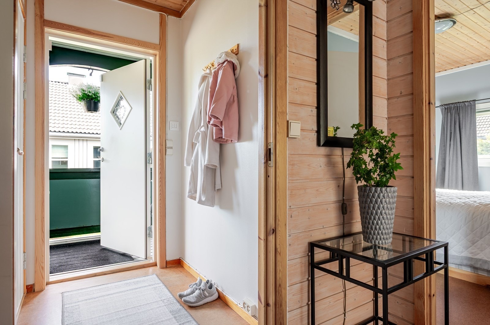 Når du entrer boligen kommer du inn i et lyst vindfang med plass til sko og oppheng av yttertøy. Fra entréen er det også adkomst til et kjølerom. Galleribilde