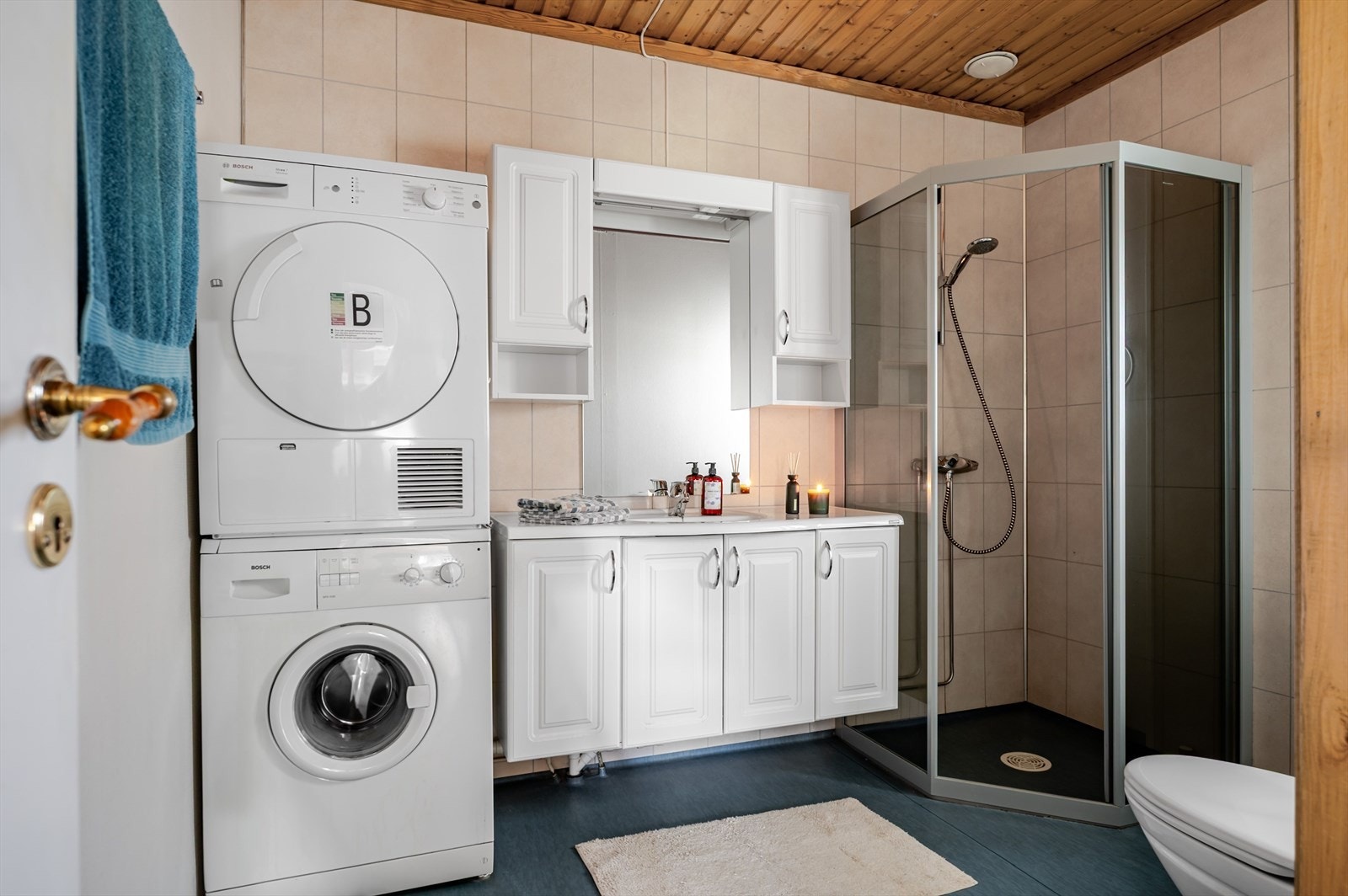 Baderommet har våtromsbelegg på gulv, varmekabler og våtromsplater kombinert med vinyltapet på veggene. Oppgradert i 2004 med våtromsplater og sanitærutstyr. Galleribilde