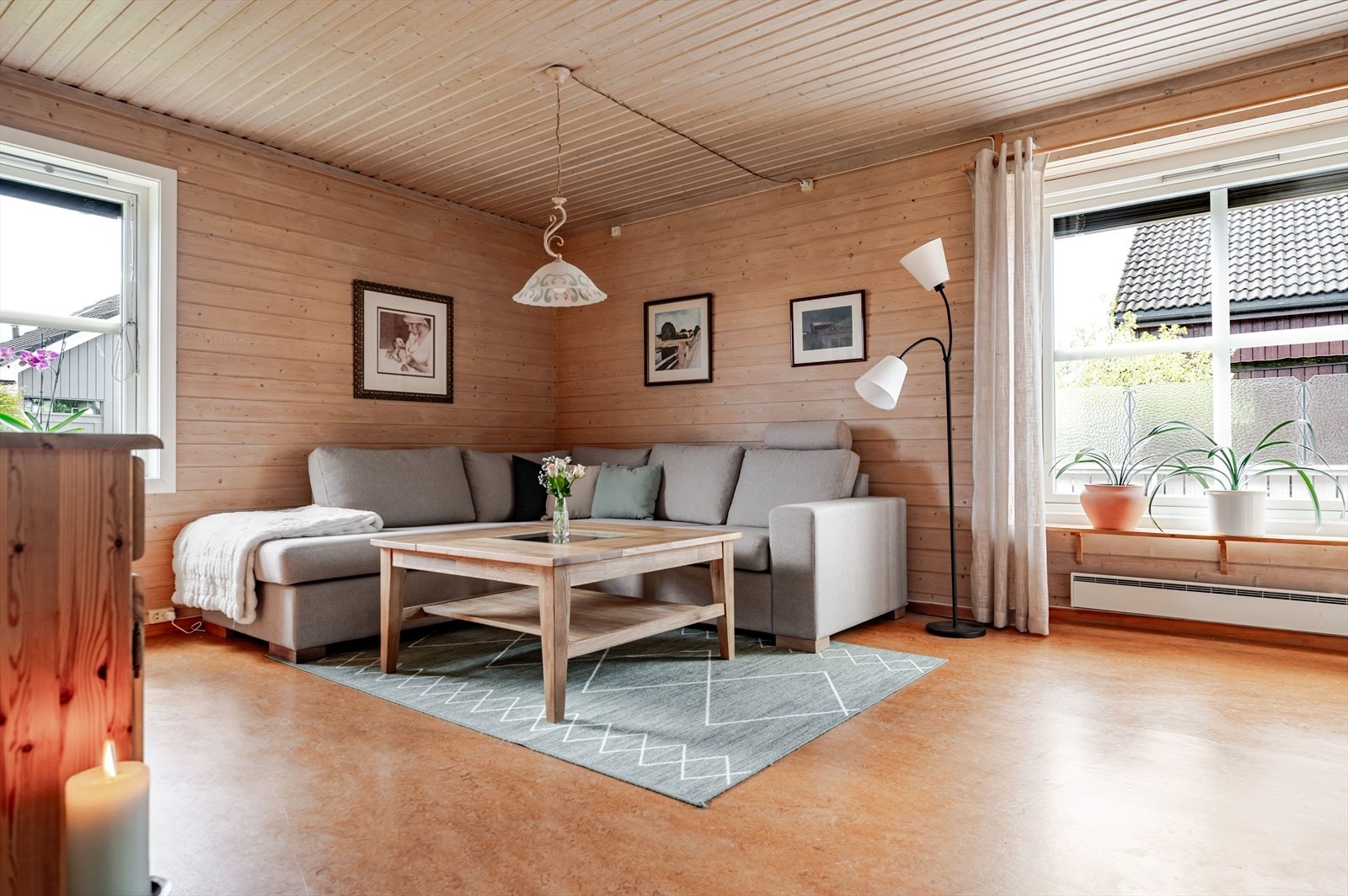 Stuen er det naturlige oppholdsrommet i boligen, og er et lyst og hyggelig rom av god størrelse. Galleribilde