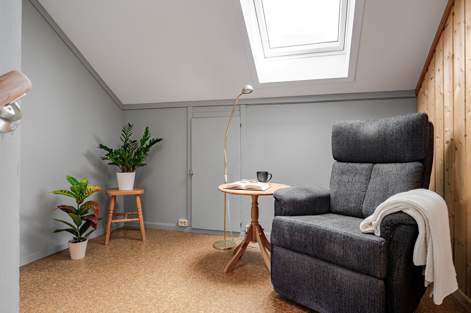 Gagng/trapperom i 2. etasje med et stort takvindu som slipper inn fint naturlig lys. Galleribilde