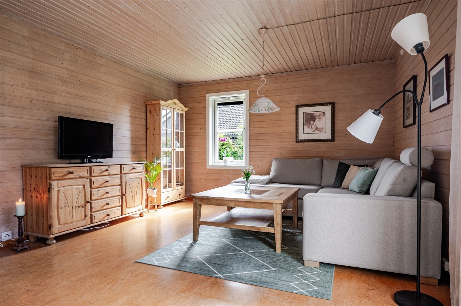 Stuen er romslig med god plass til stor sofagruppe med salongbord og mediemøblement med TV. Grunnpakke med TV/bredbånd (kr. 714,-) er inkludert i felleskostnadene. Galleribilde