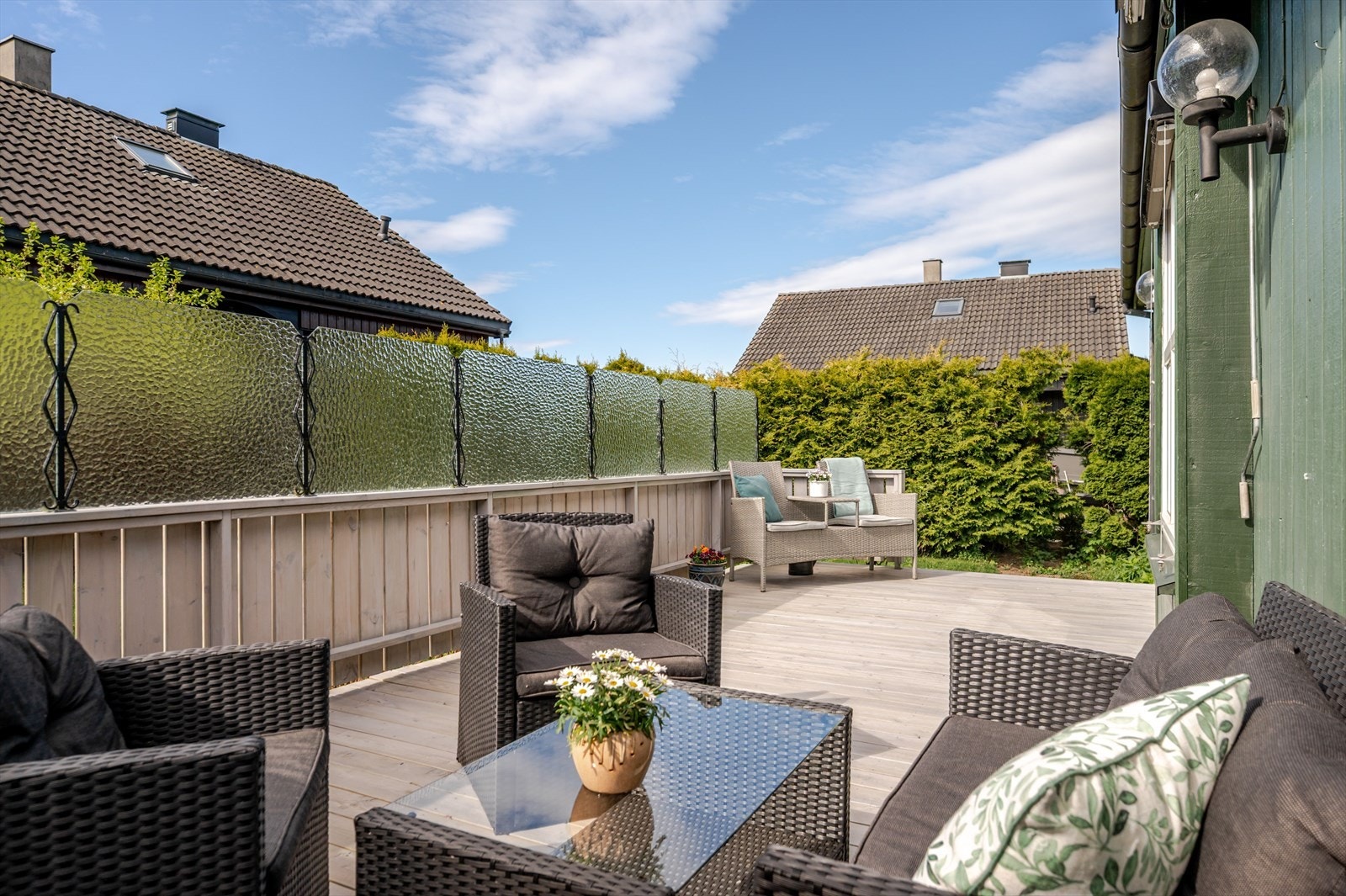 Terrassen ble bygget av firma i 2021 og har impregnerte terrassebord, levegg i enden og rekkverk med glassfelt. Her er det både lunt og solrikt, samtidig godt skjermet for innsyn. Galleribilde