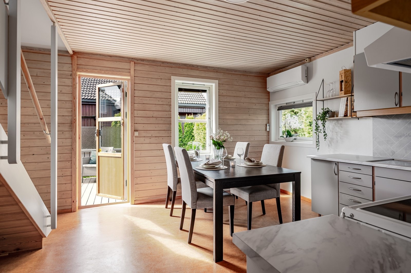 I andre enden av stuen er det et fint og sosialt spisekjøkken. Galleribilde