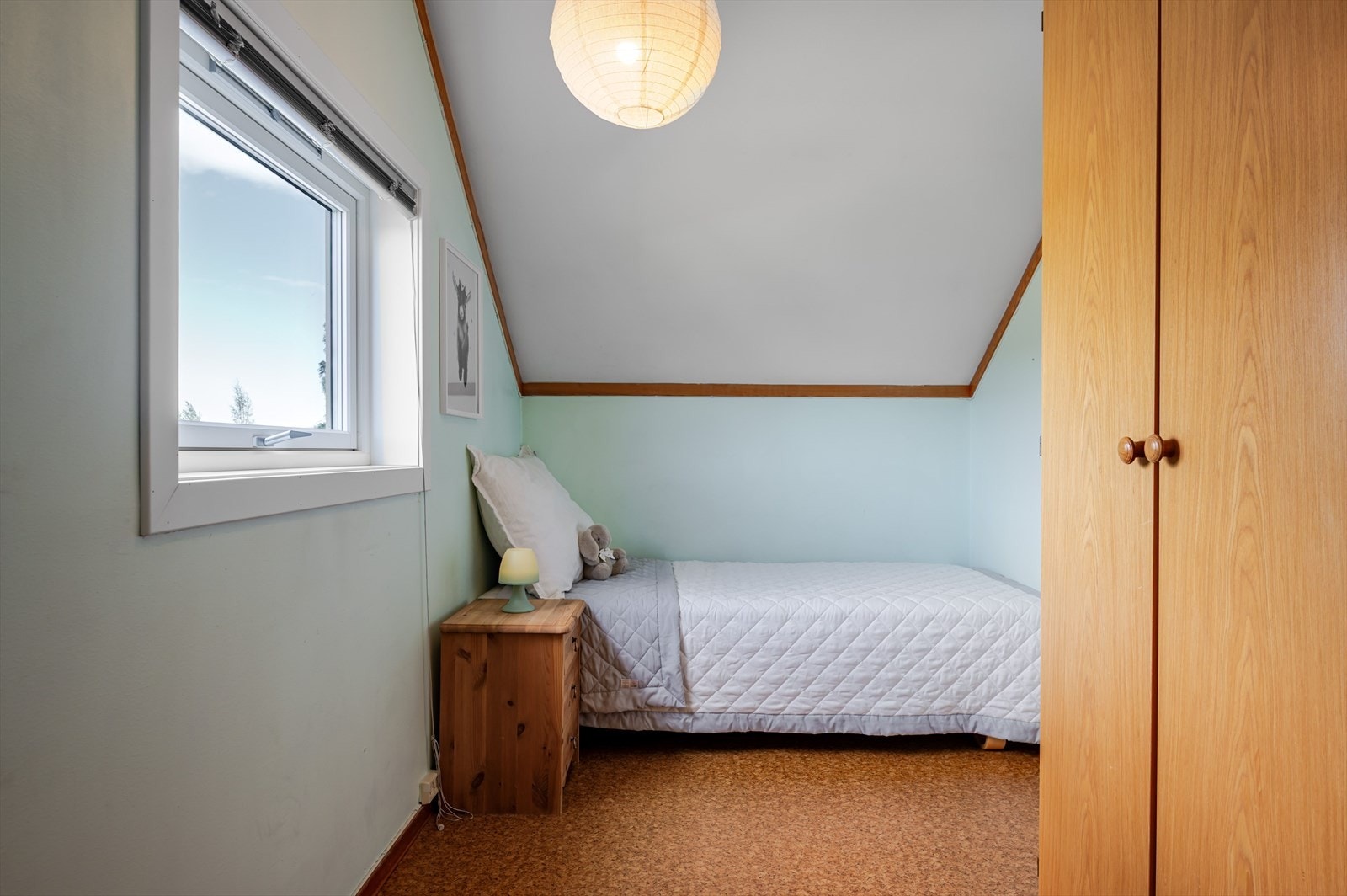 På soverommet er det plass til seng, kontorpult og oppbevaringsplass i medfølgende garderobeskap. Galleribilde